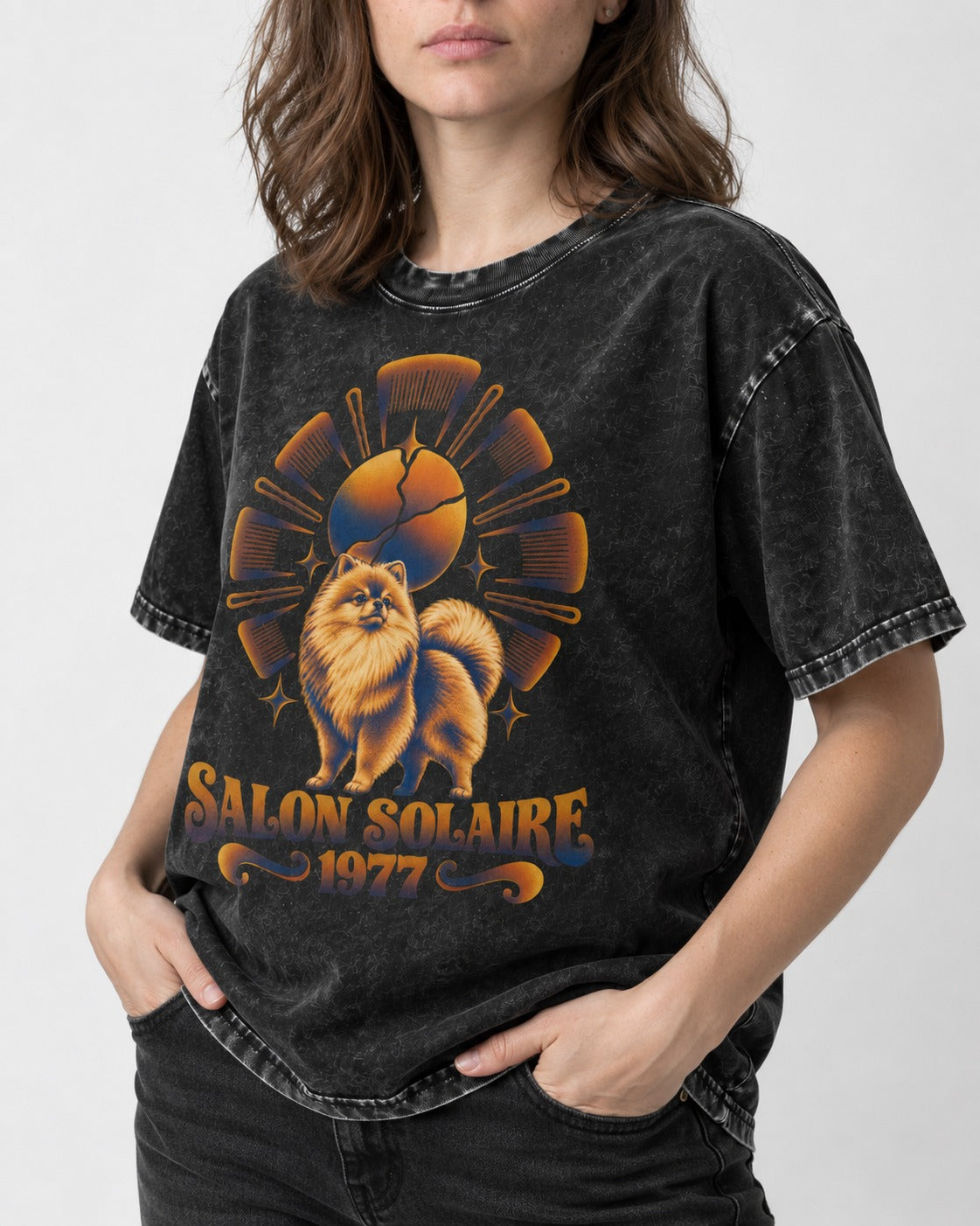 Pomeranian Salon Solaire 1977 Hairbrush Halo Graphic Washed Tee in Black, worn by a model, front view