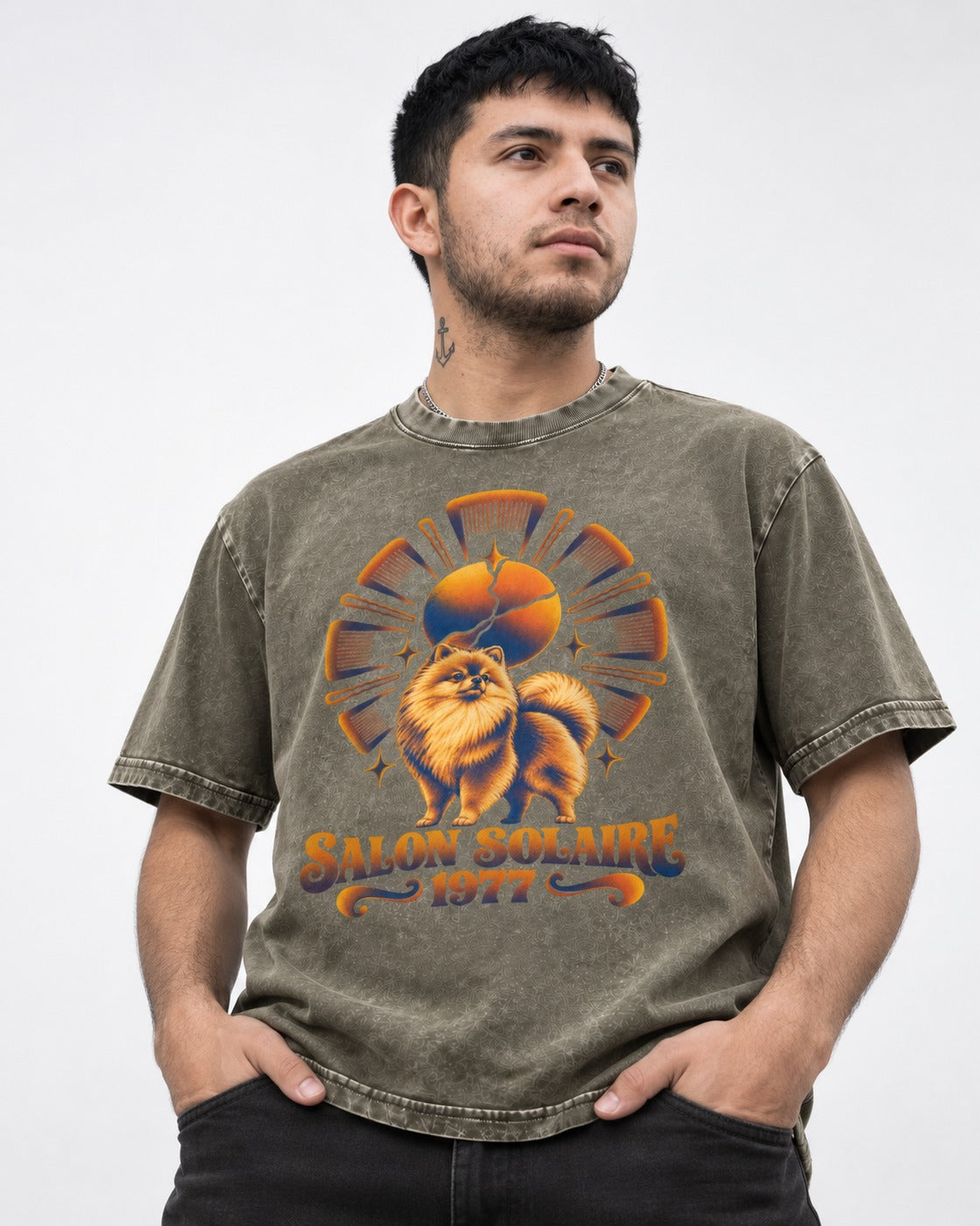 Pomeranian Salon Solaire 1977 Hairbrush Halo Graphic Washed Tee in Army Green, worn by a model