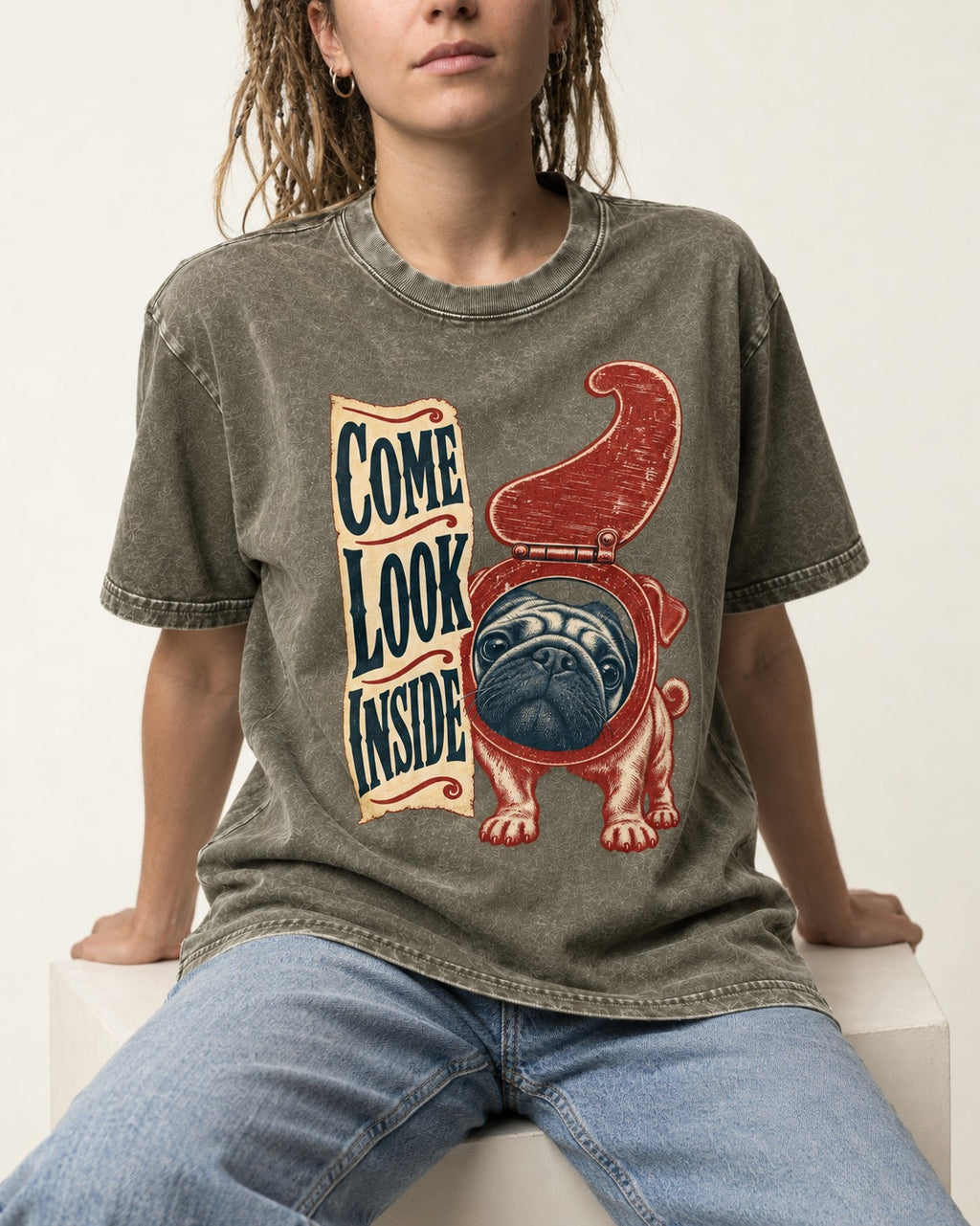 Pug Come Look Inside Toilet Seat Graphic Washed Tee in Army Green, worn by a seated model